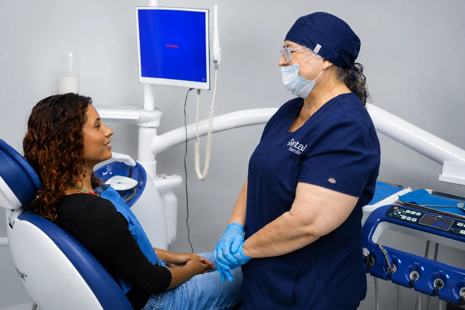 Dentista acompañando a una paciente antes de comenzar el tratamiento